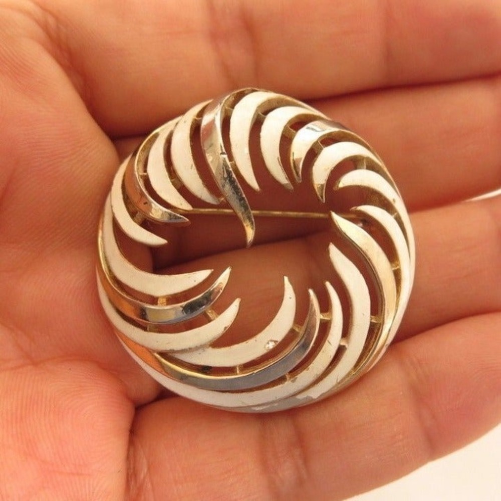 TRIFARI White Enamel Gold Wreath Pin‎